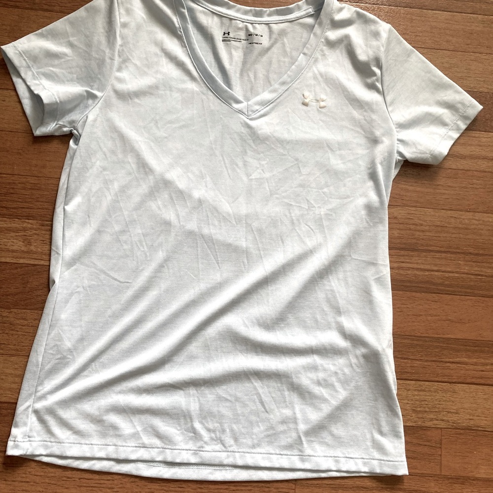 Light blue tee under armor. Size medium. Never worn. Soft and comfortable.